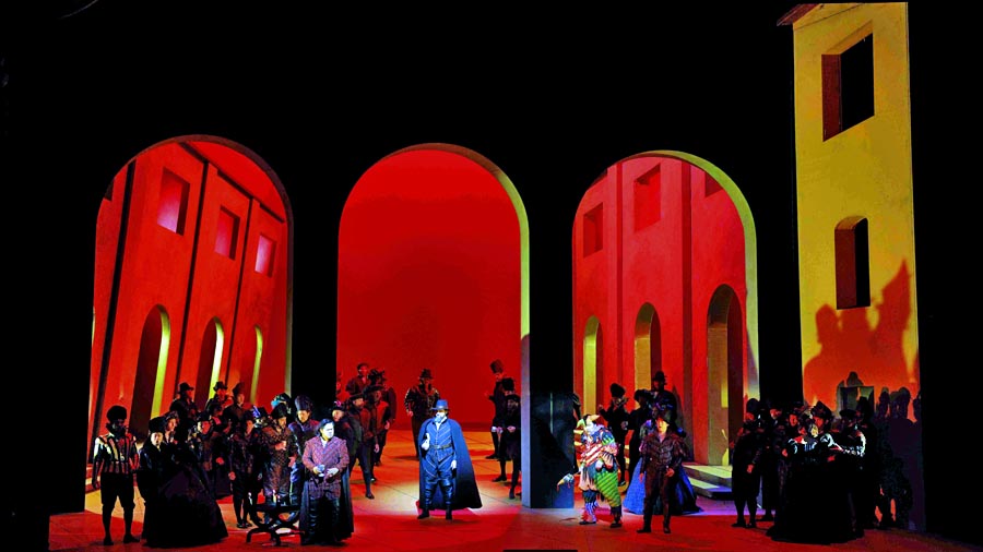 20251230_04_SanFrancisco_Rigoletto_scena_phCoryWeaver 20251230_04_SanFrancisco_Rigoletto_scena_phCoryWeaver