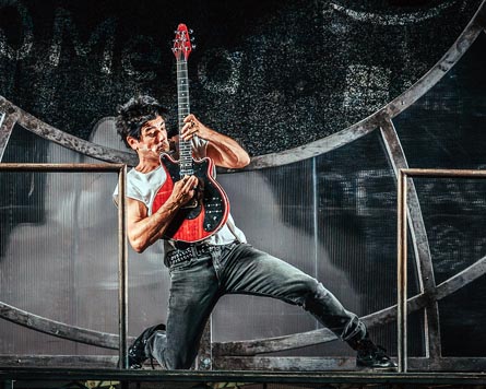 20260325_Fe_02_WeWillRockYou_scena